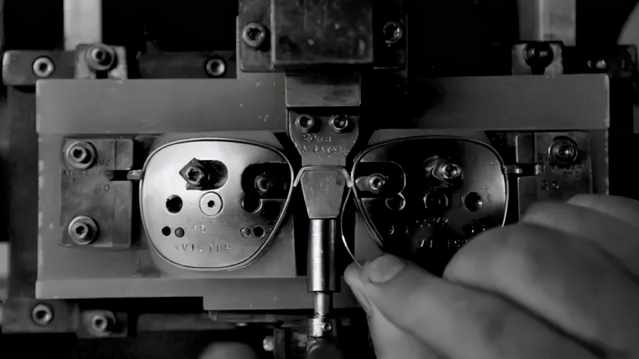 拜登送普京的礼物图片,拜登送普京的眼镜是什么牌子