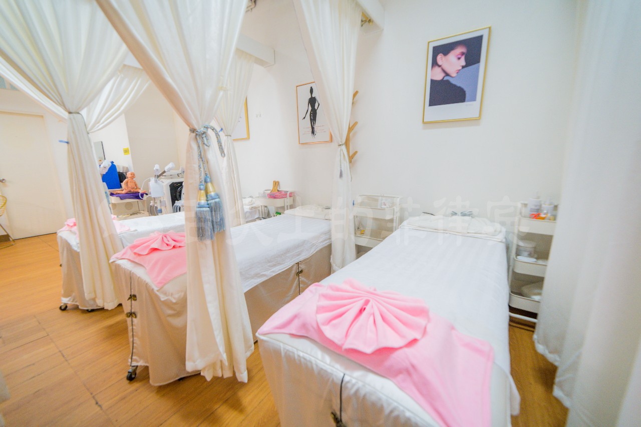 90后美女开了一家美容院,90后美女开直营店