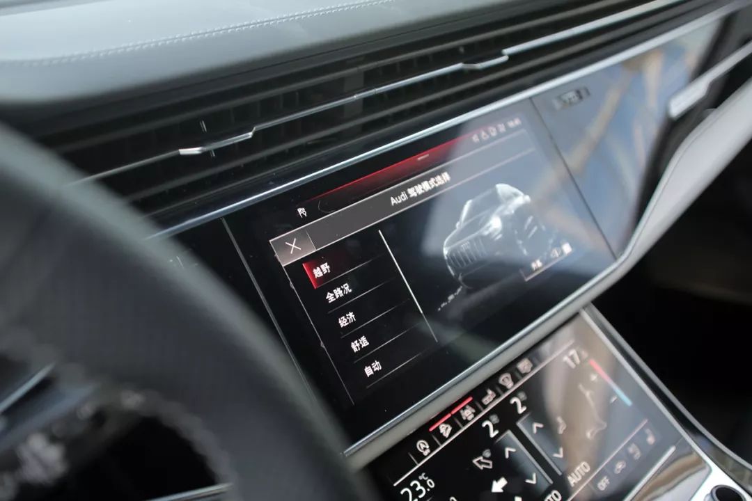 在传统手机和智能手机之间,是一辆奥迪Q8