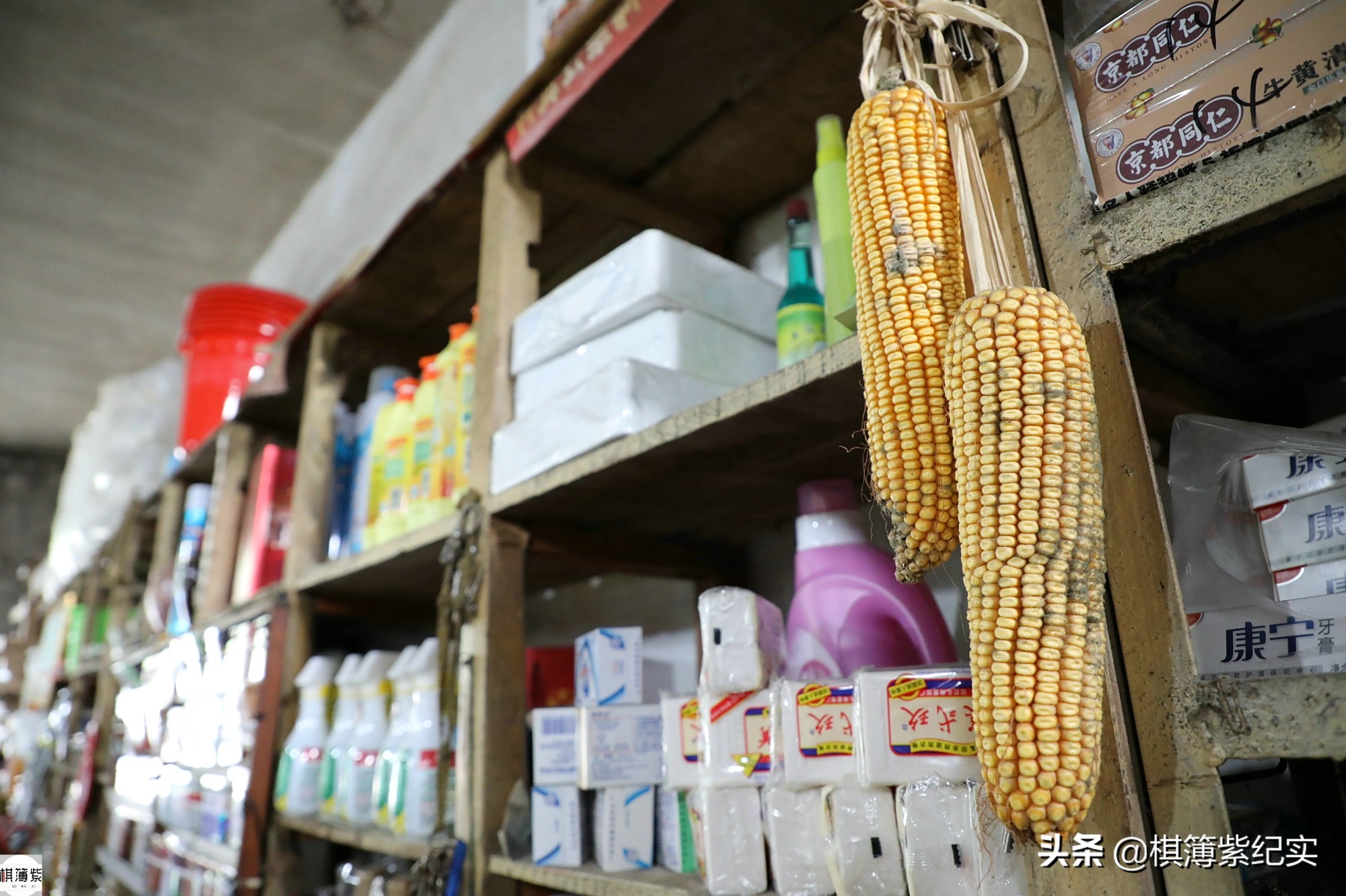 辽宁农村大社,柜台和商品还是八十年代样子,论分卖的小物件白送