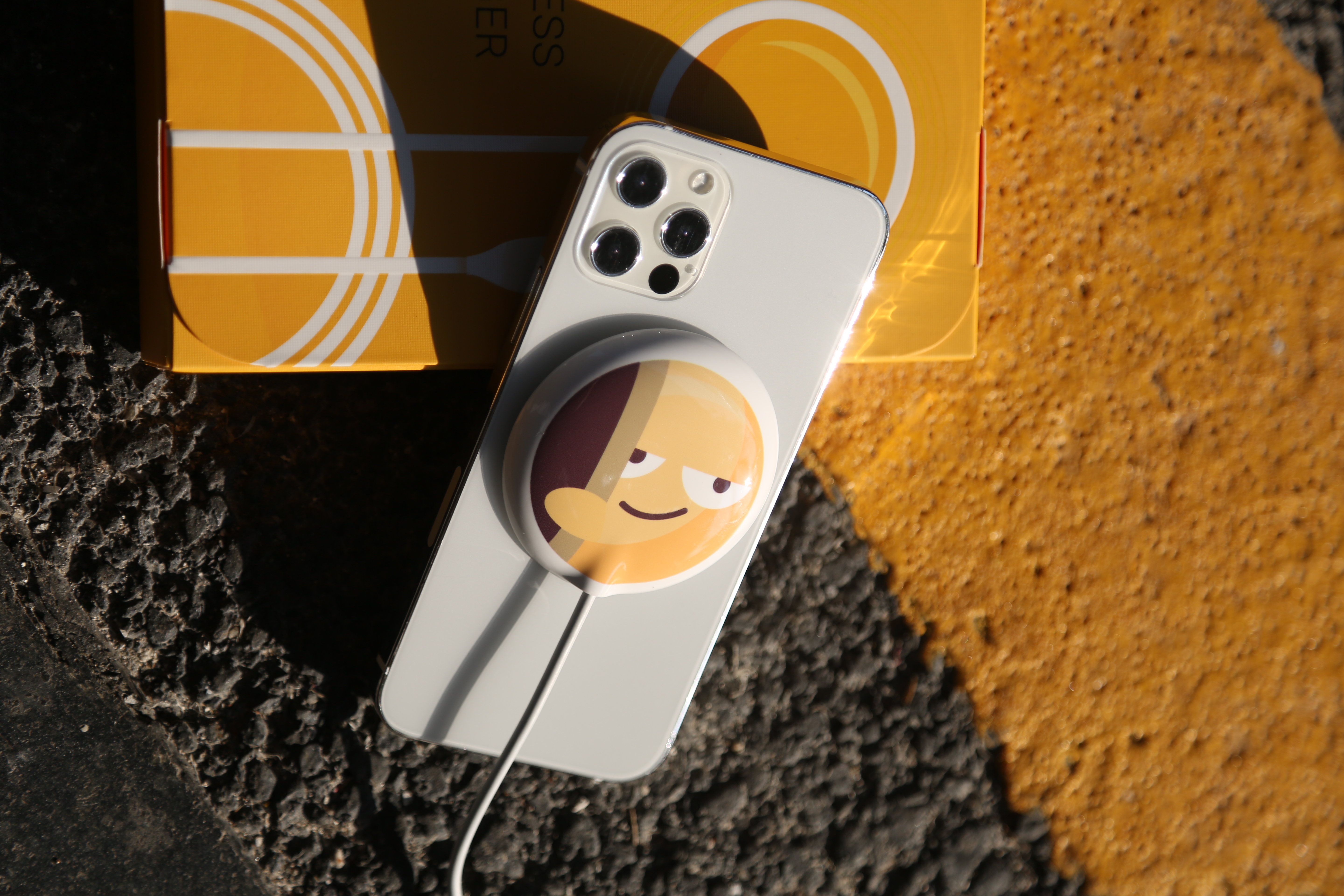 令iPhone12心动的Partner——小冰磁无线充电器