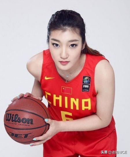 女篮mvp颁奖,女篮mvp李梦场边换战袍