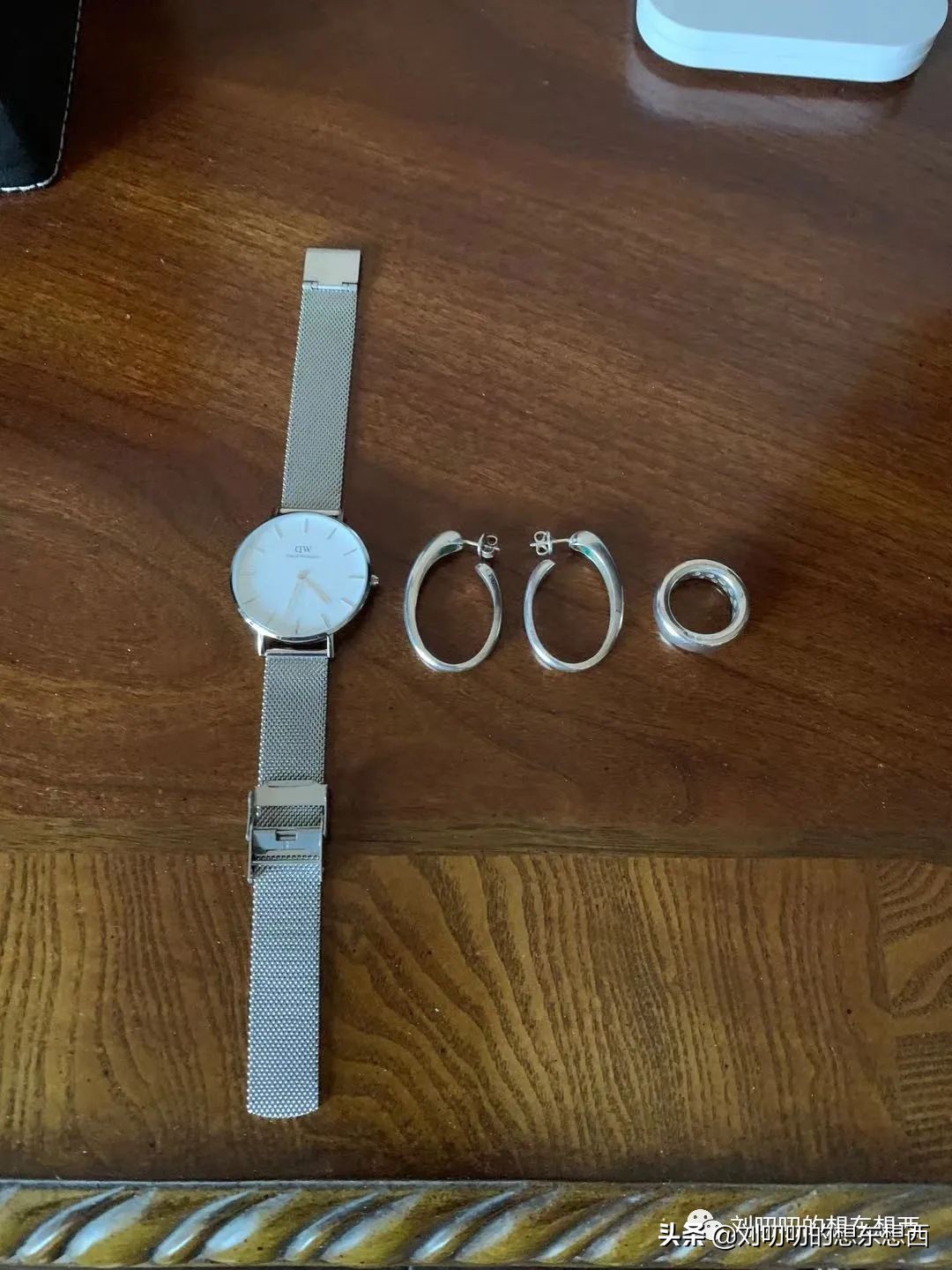 女人背厚夏天适合穿什么样的衣服,宽肩厚背的人穿什么好看