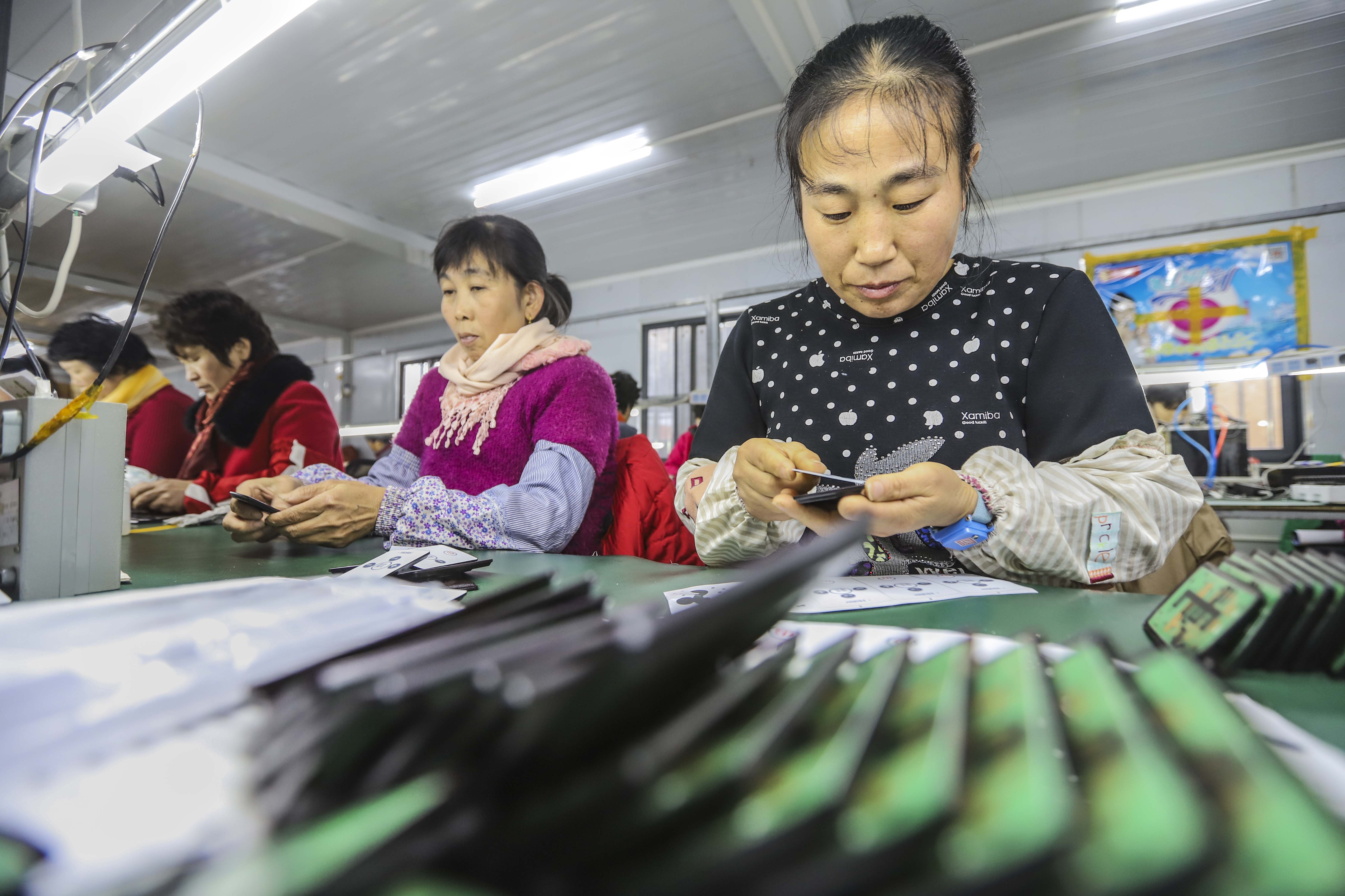 乡村惠民工厂初冬如花绽放,青岛“瑞联合”进荒庄村办厂造福乡梓