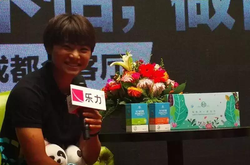 足球王霜来成都鼓励女足小球员,中国女足比赛球迷助威