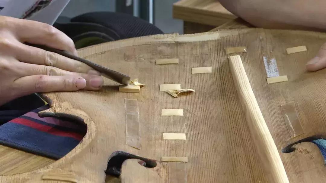 在海门有个能人，要修复一把近300年的德国大提琴