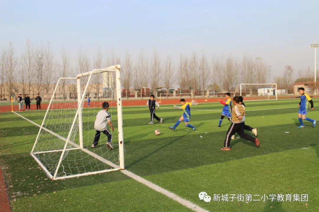 足球竞技快乐共享——街二小在区“中小学生足球赛”中荣获亚军