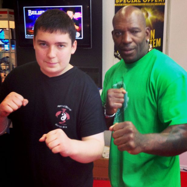 花2500块做催眠，骗自己已缩胃，200多斤英国小伙成功减掉120斤