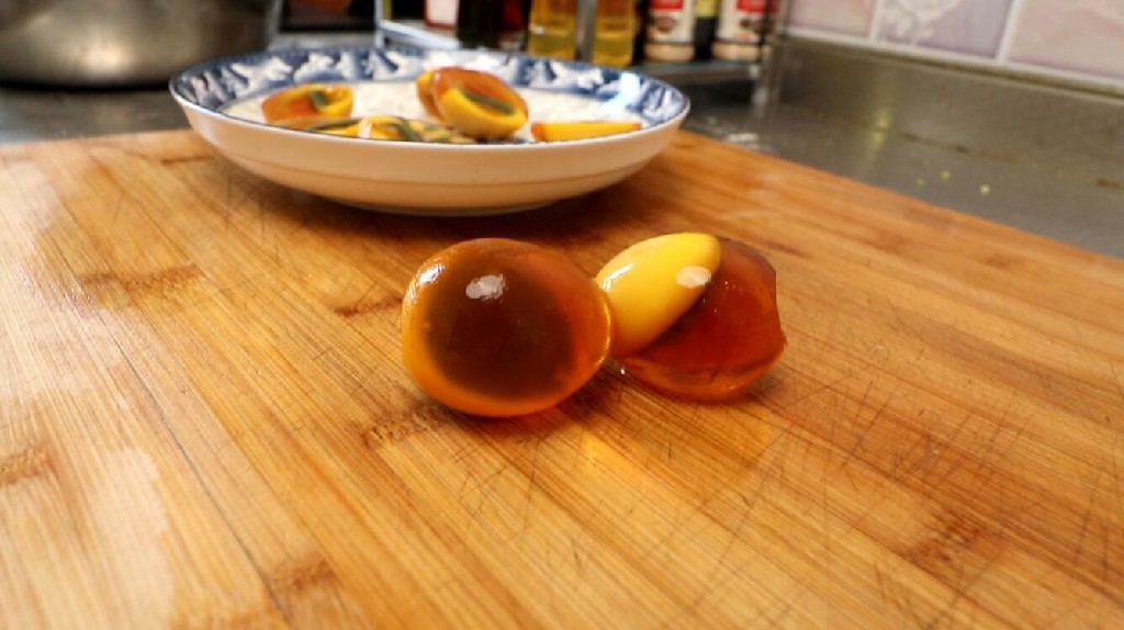 凉拌皮蛋松花变蛋家常做法,做皮蛋凉拌用什么醋