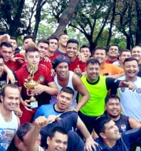 监狱球王纪录片,小罗获得监狱足球赛冠军