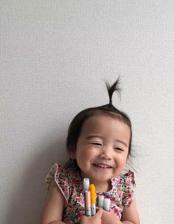 晒女儿搞怪丑萌照,亲妈狂晒女儿丑照