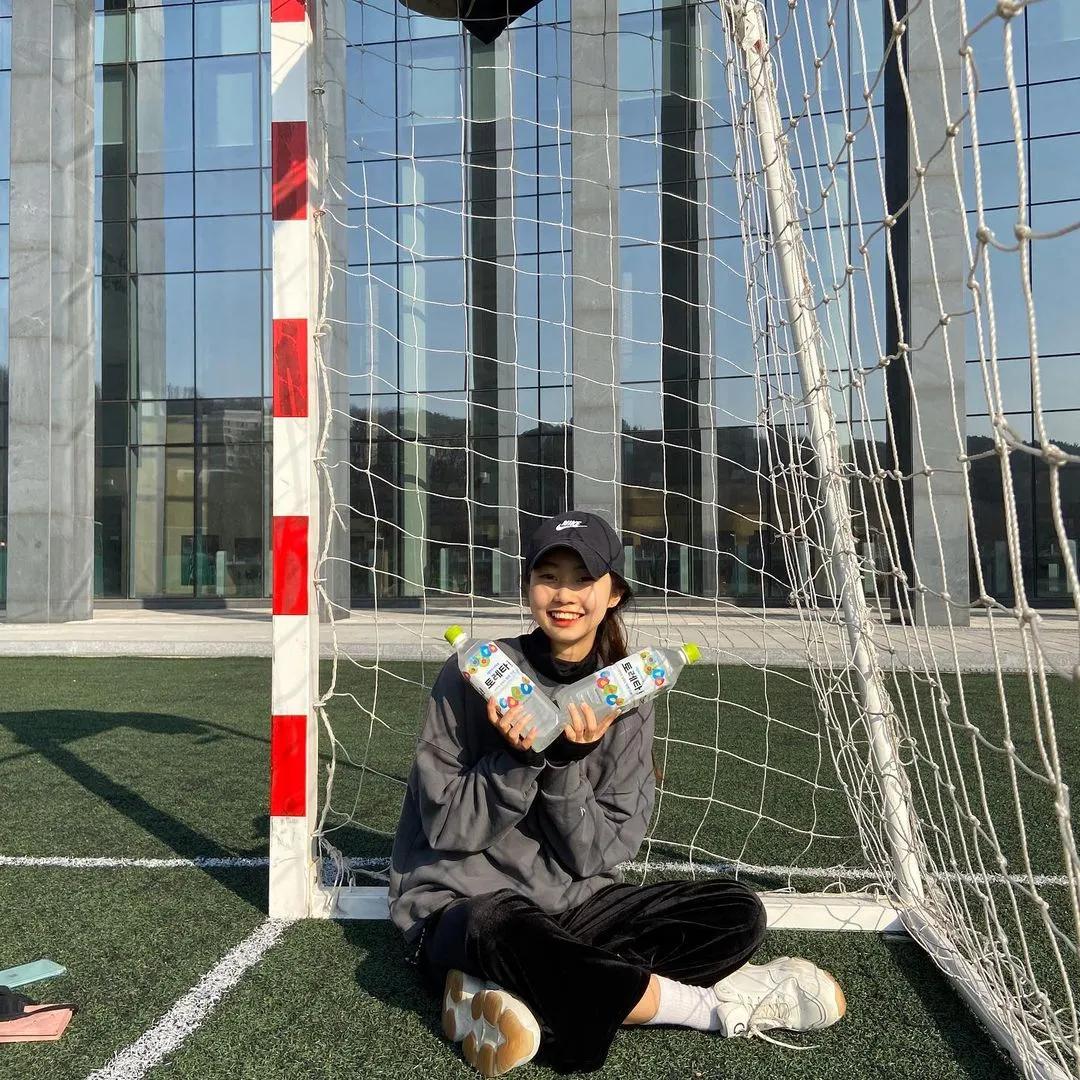 为什么韩国人总能把丑鞋穿成爆款，拍照技巧发色妆容，配饰少不了