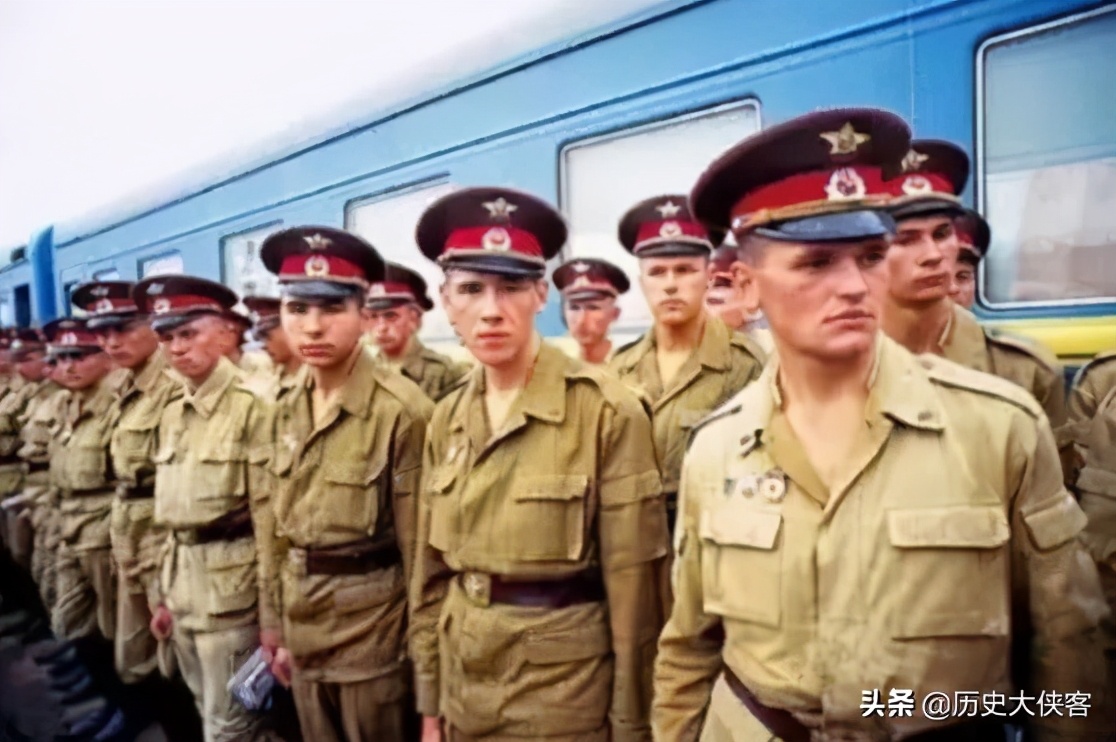 90年代的俄军大甩卖：一支牙膏换件军大衣，一个罐头换把AK