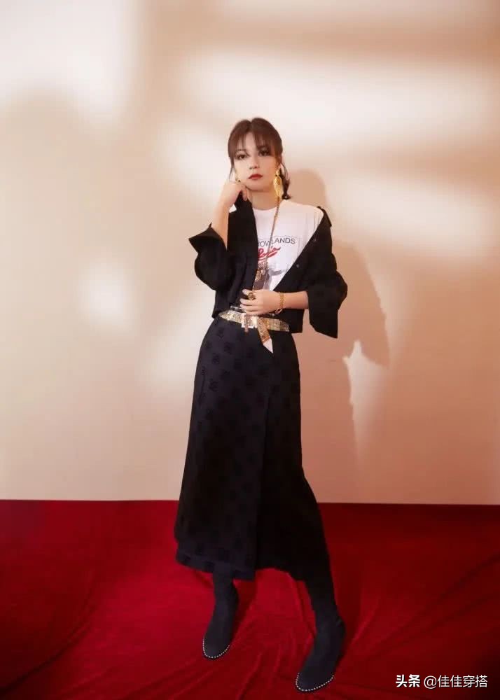 赵薇简直是“天生*物尤**”！穿白西装英姿飒爽，搭配黑头巾潮爆了