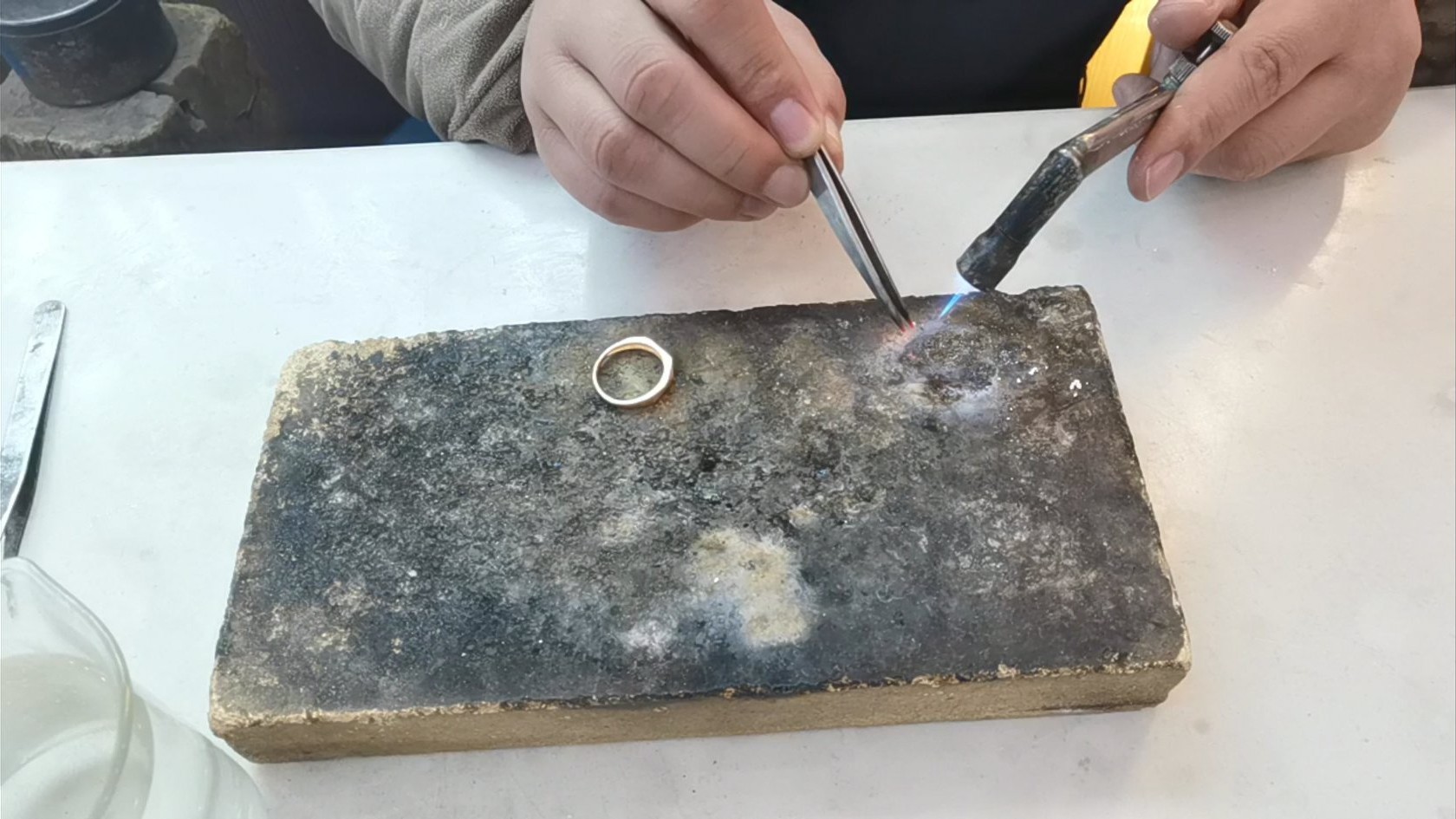 新购买的足金情侣戒指焊成死口，省得缠红绳麻烦，再也不会刮手啦