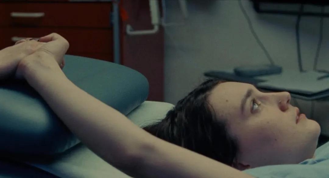 饱受争议的柏林电影节获奖影片，未成年少女堕胎日记，揪心到不忍