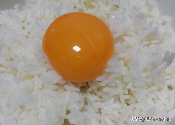 隔夜饭硬怎么炒,比较软的隔夜饭怎么炒好