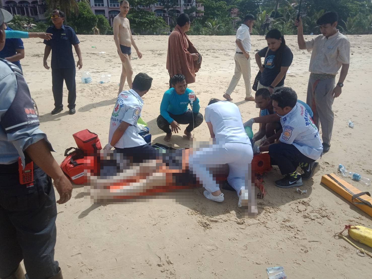 新加坡男子虐待小狗,泰国男子虐待15岁的狗