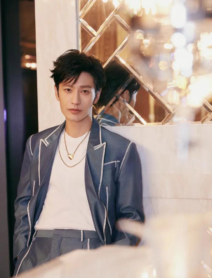 近期男星西装穿搭,一周穿搭男生职场