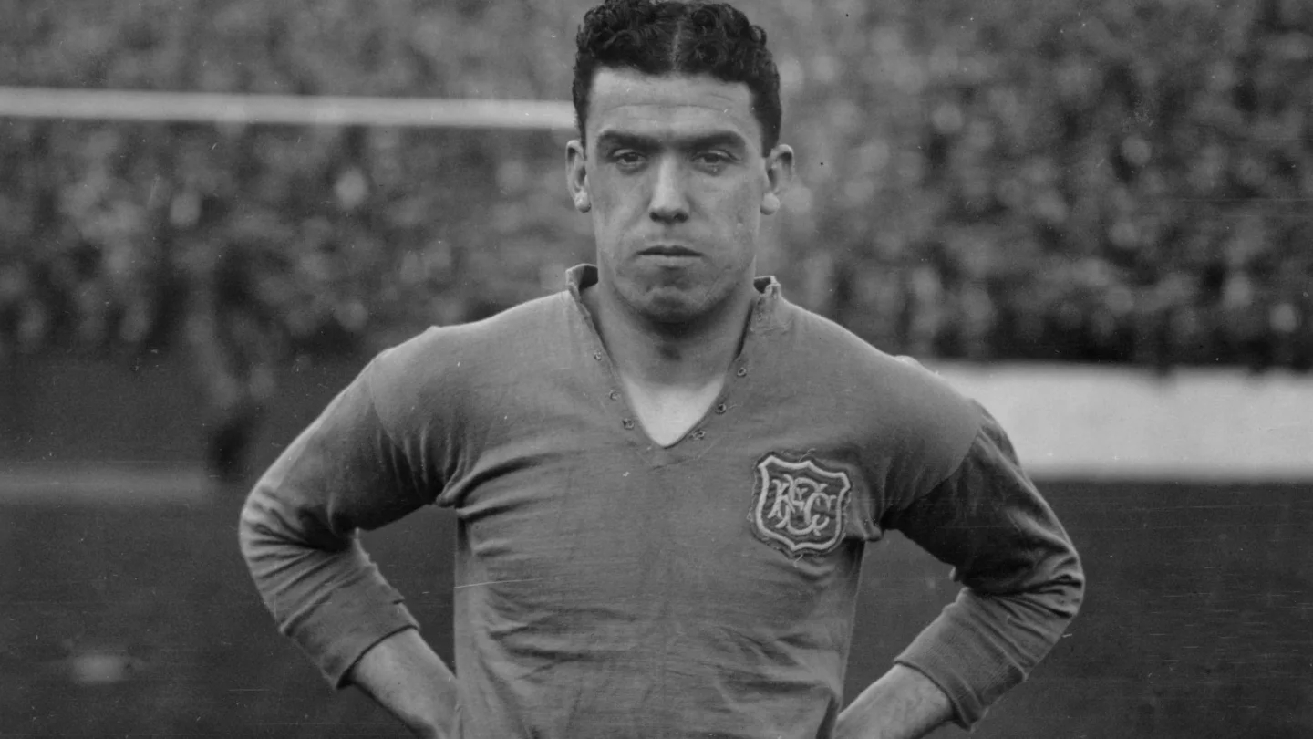 现代足球比赛中中锋位置的定义,足球里的中锋有什么要求