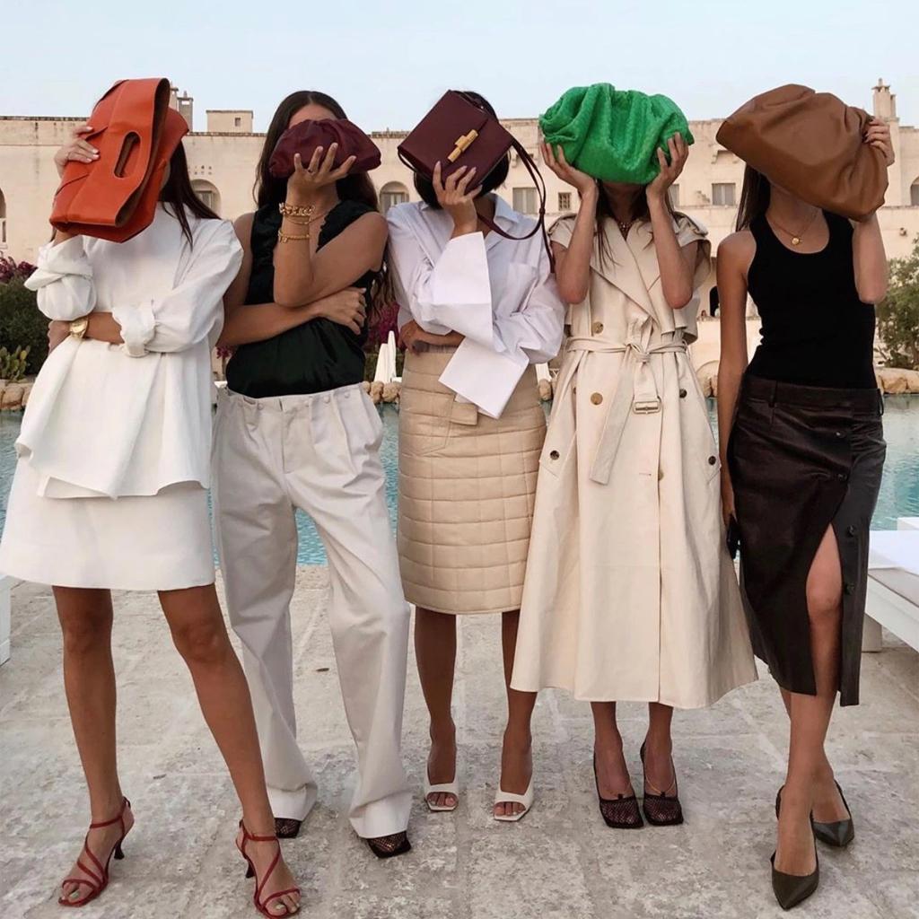 包包怎么斜挎背好看,大号包包怎么背出时尚感