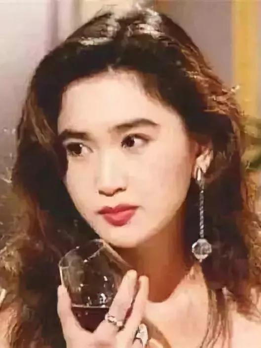 大脸女孩如何显脸小,大脸妹子必学的瘦脸诀窍