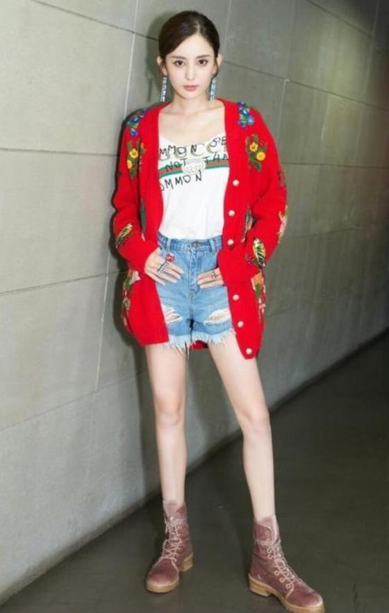 有关马丁靴的穿搭,经典白色马丁靴穿搭