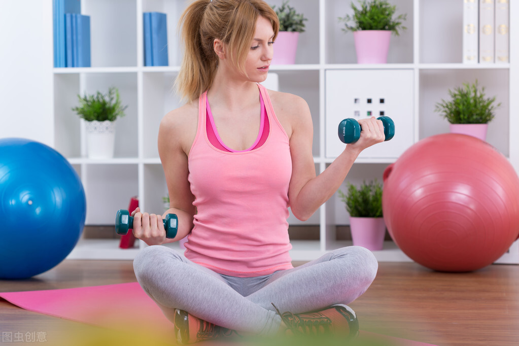 一对哑铃练全身5kg,一对哑铃练全身手臂二头三头小臂