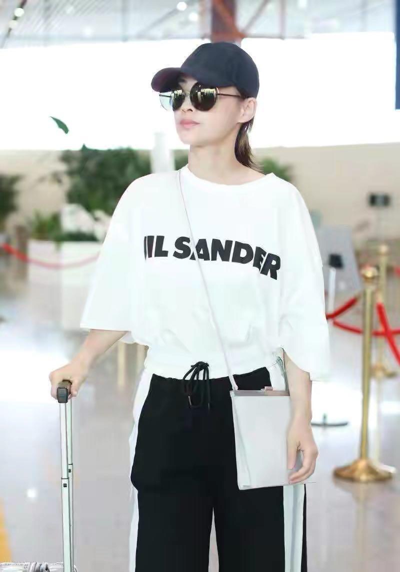 梅婷瘦下来真洋气，穿白T恤配运动裤走机场，圆墨镜减龄时髦炸了