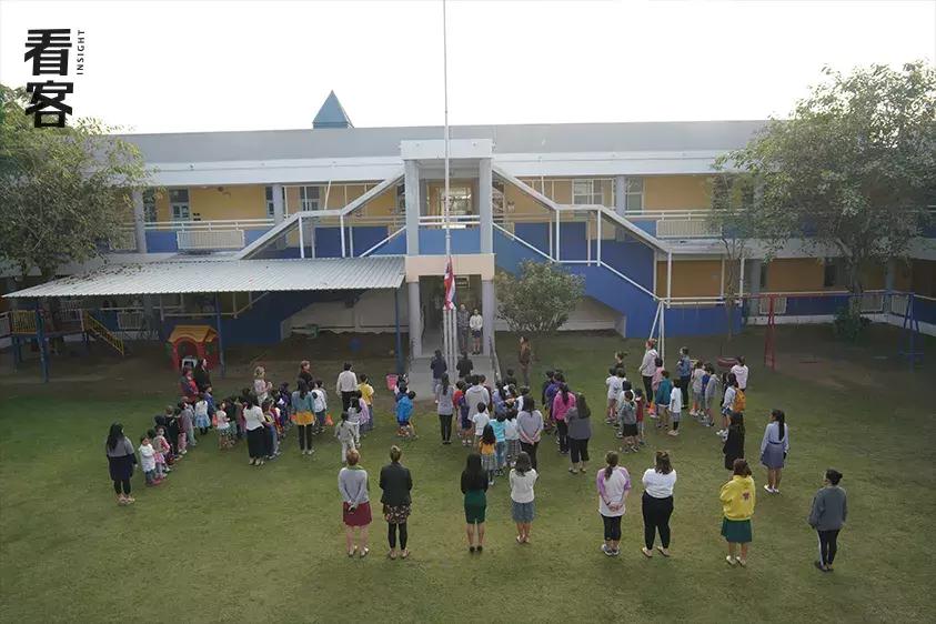 为了娃上学搬到城里,为了孩子全家去泰国读书