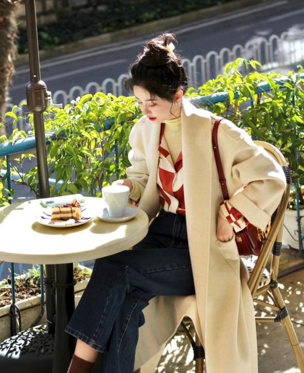 韩系大衣搭配衣服技巧,韩系大衣带领子的怎么穿搭