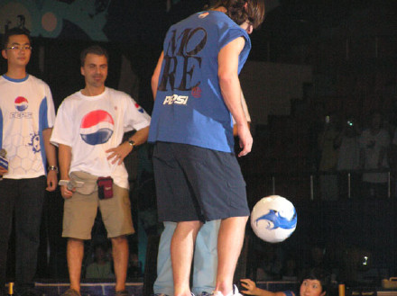 梅西被卡卡球迷骂过吗视频,球迷骂梅西完整视频