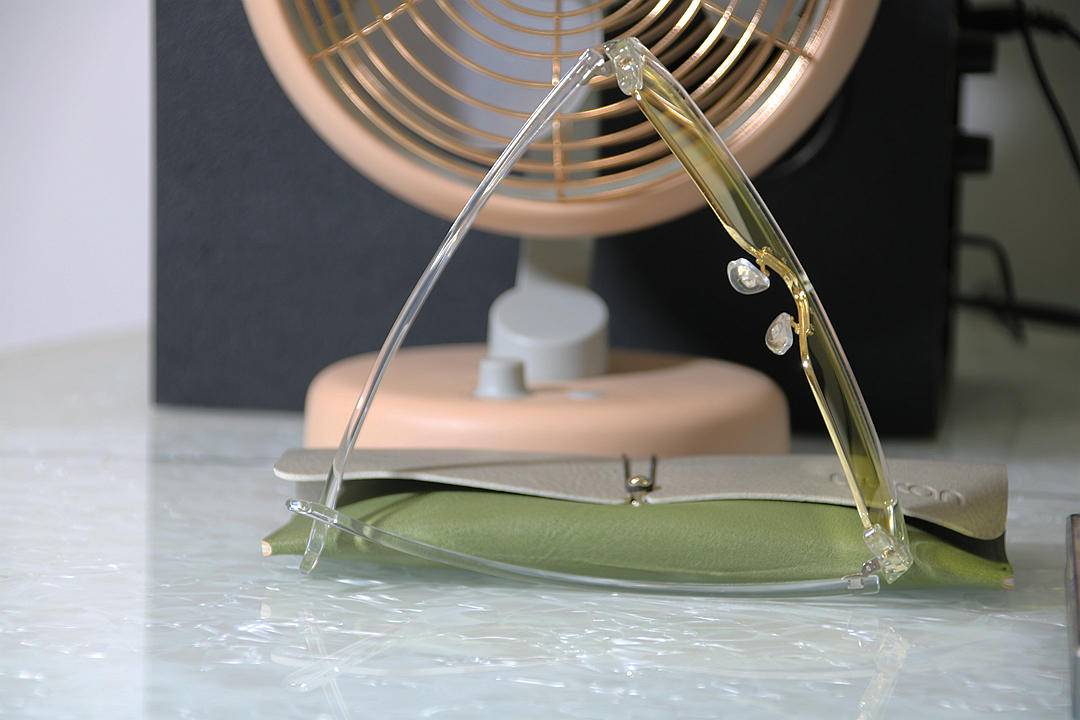 不仅解决开车人士长期困扰，它还能日夜两样感光变色