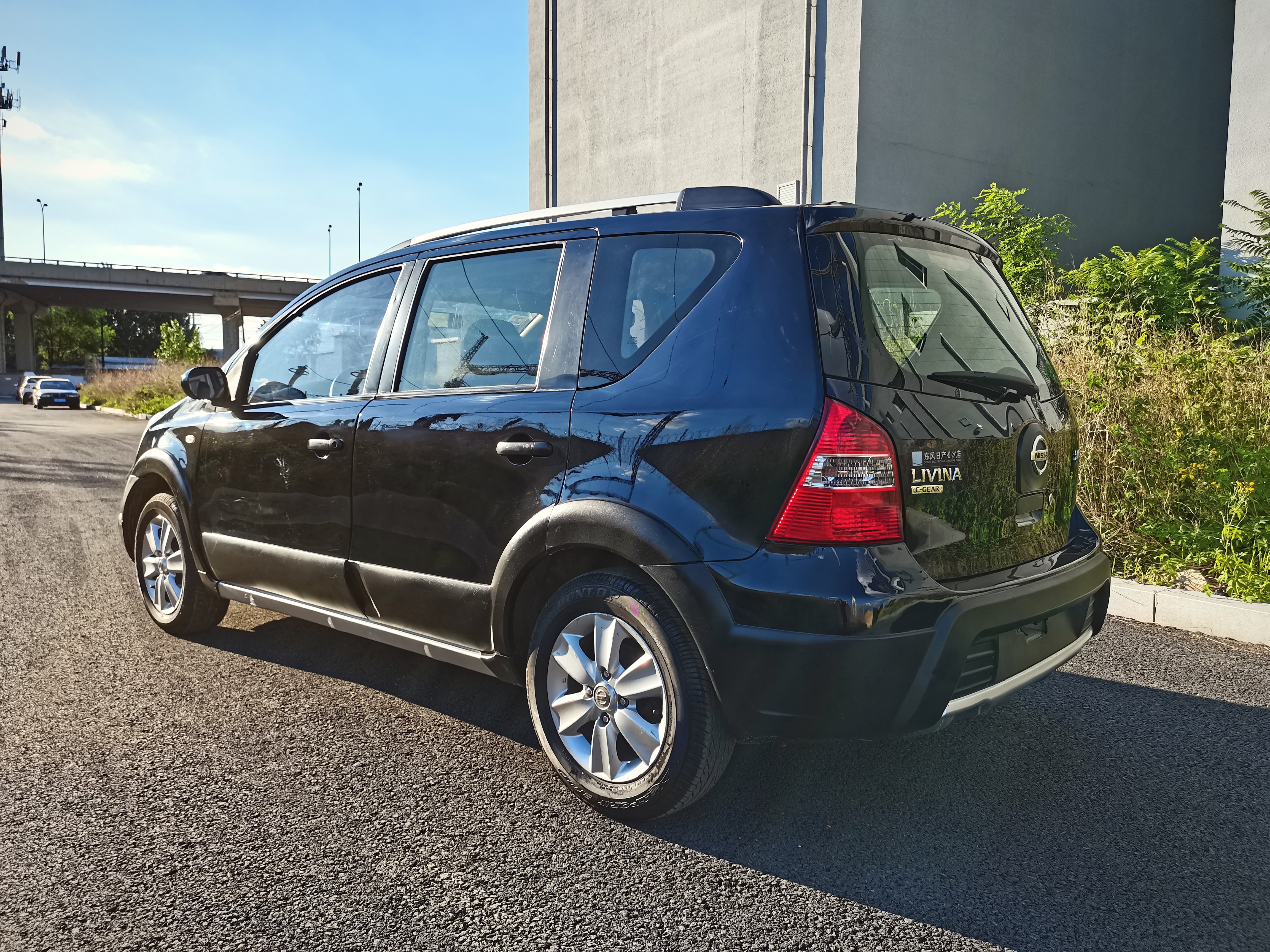 日产小面包车,实用家庭代步车日产骊威