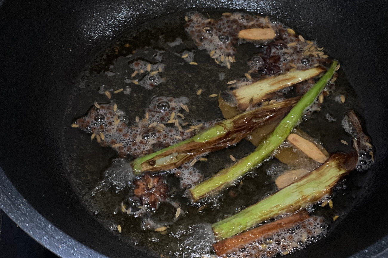 10斤青辣椒腌制几天能吃,把辣椒放进坛子里