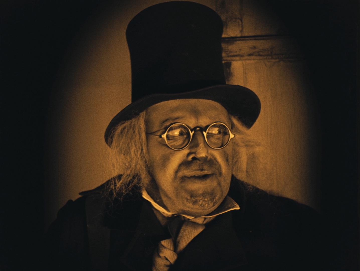 从倾斜的镜头到扭曲的表演，深度解读电影中的德国表现主义