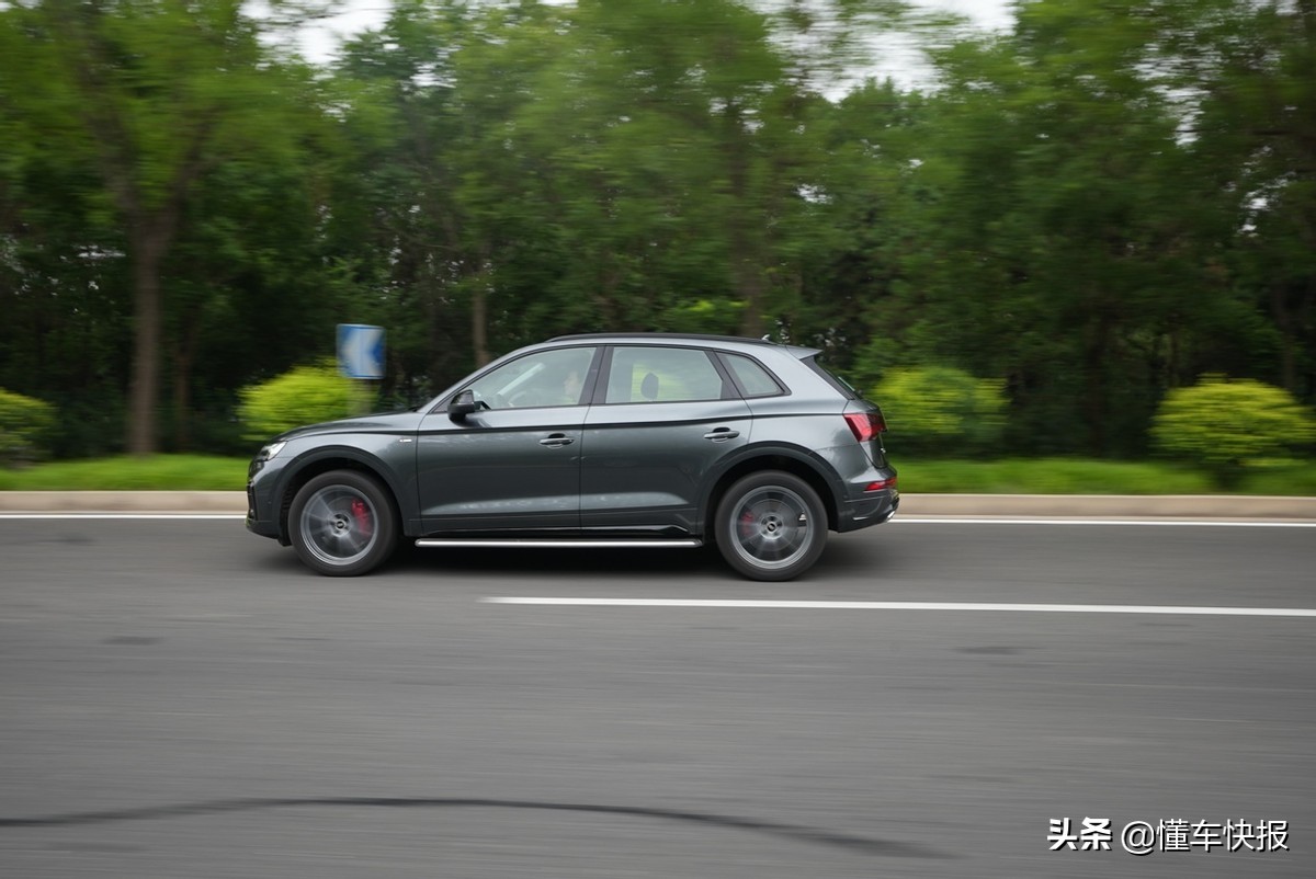 奥迪q5l2022款试驾视频第一视角,2023款奥迪q5时尚致雅黑白色对比