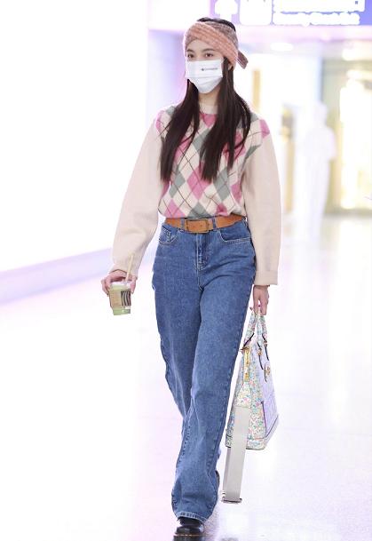 今冬最全毛衣穿搭攻略请收好,这个冬天条纹毛衣如何穿才不显胖