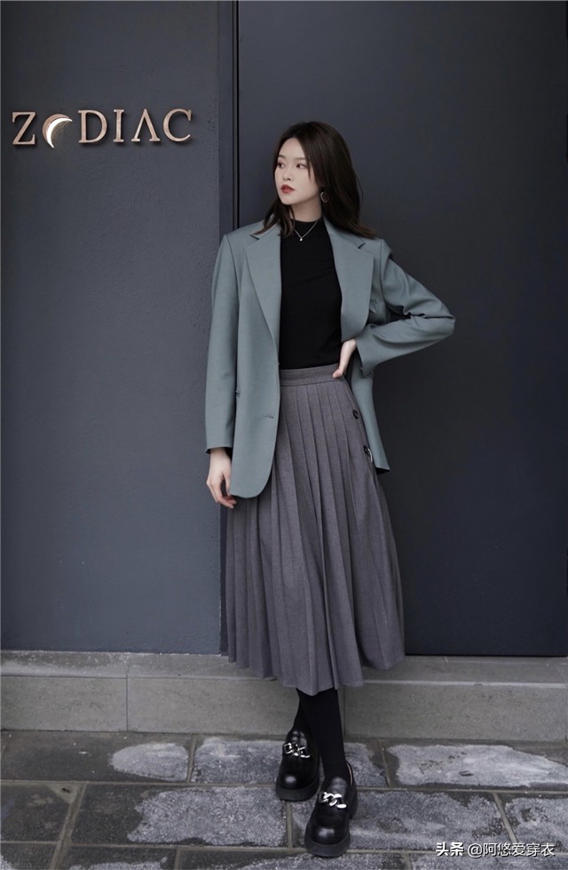 今春“回头率”超高的穿搭技巧：上短下长、上浅下深、上简下繁