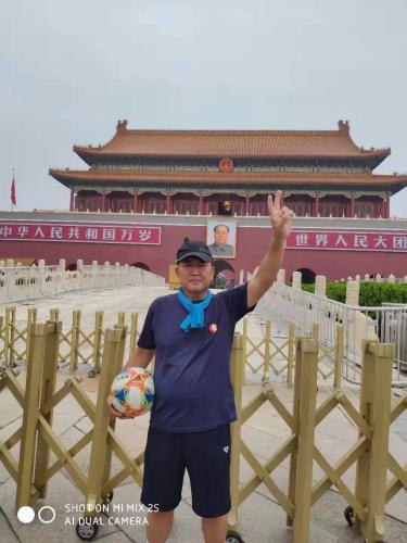 一位六旬朝鲜族球迷的国庆献礼：颠球千余公里进京