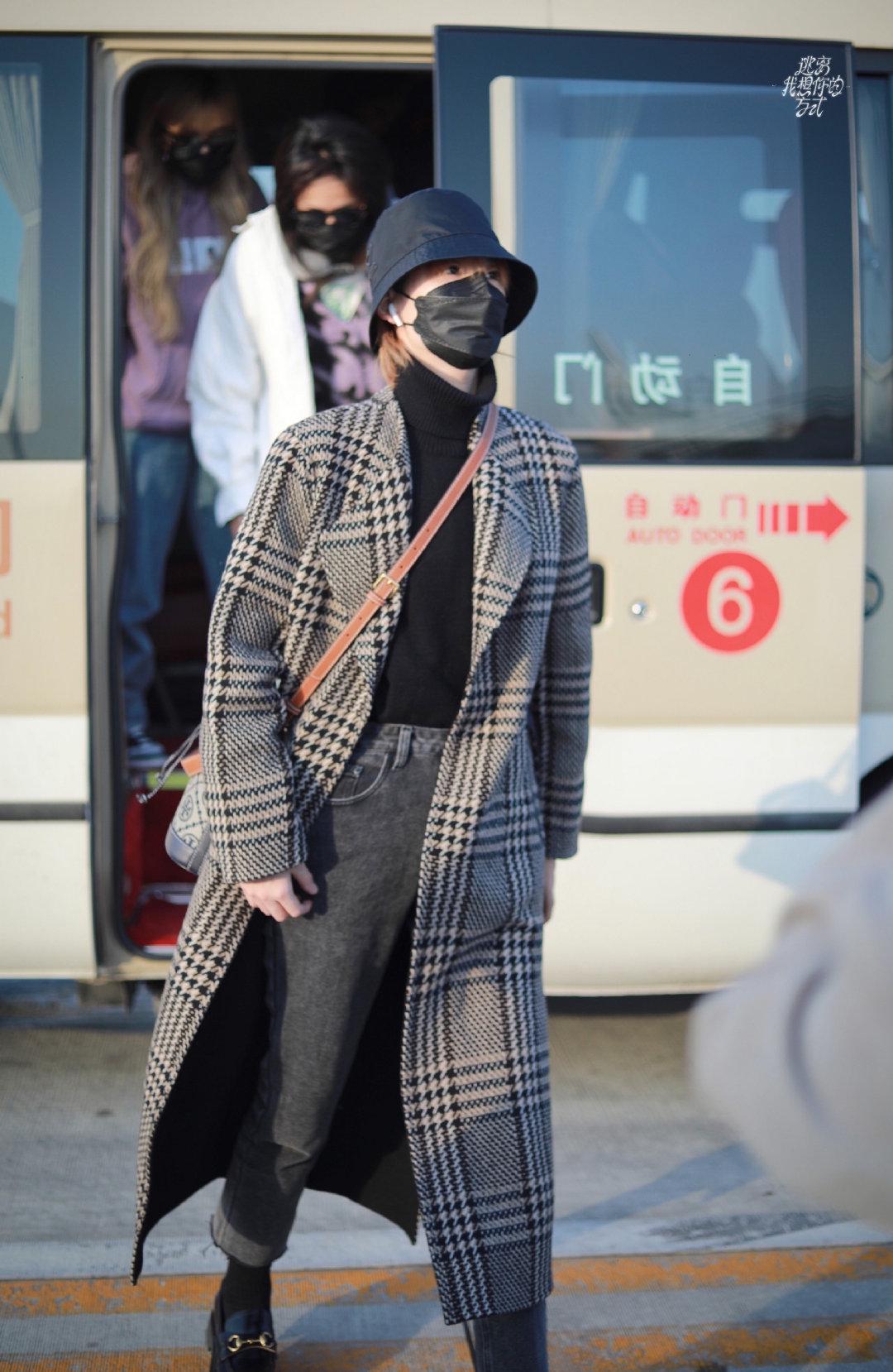 陆柯燃机场蓝衣服,陆柯燃中性礼服