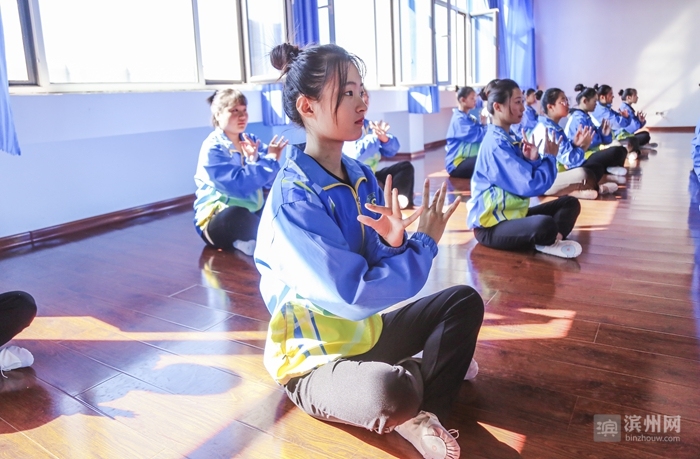 2018时光已走滨州日报90后小美摄影记者定格了您的最美