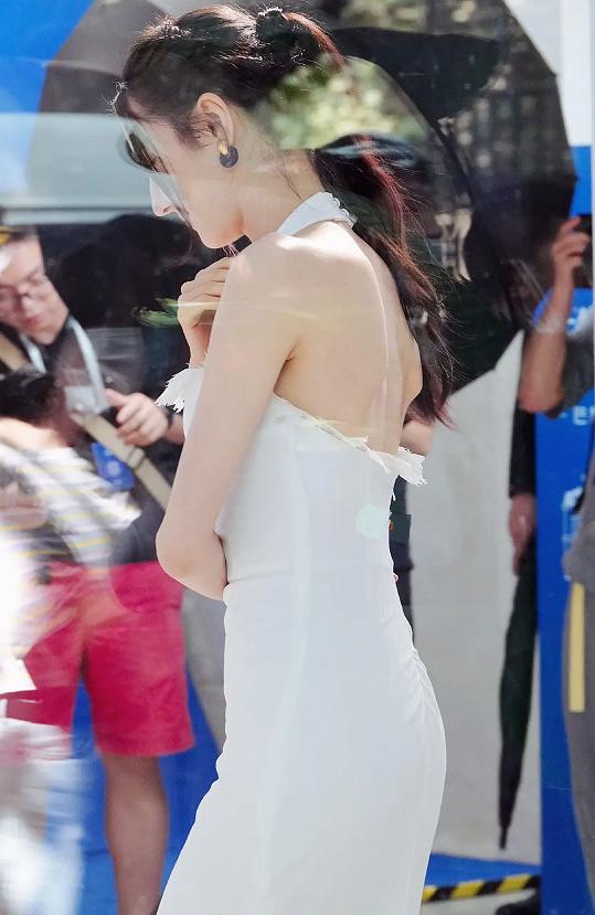 迪丽热巴出席活动穿礼服,迪丽热巴穿礼服出席活动