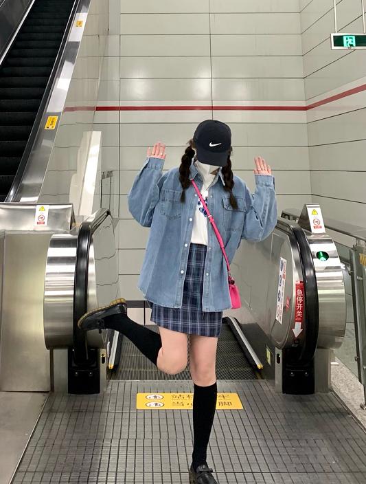 长款牛仔外套怎么搭配好看,牛仔外套的搭配也是比较简单的