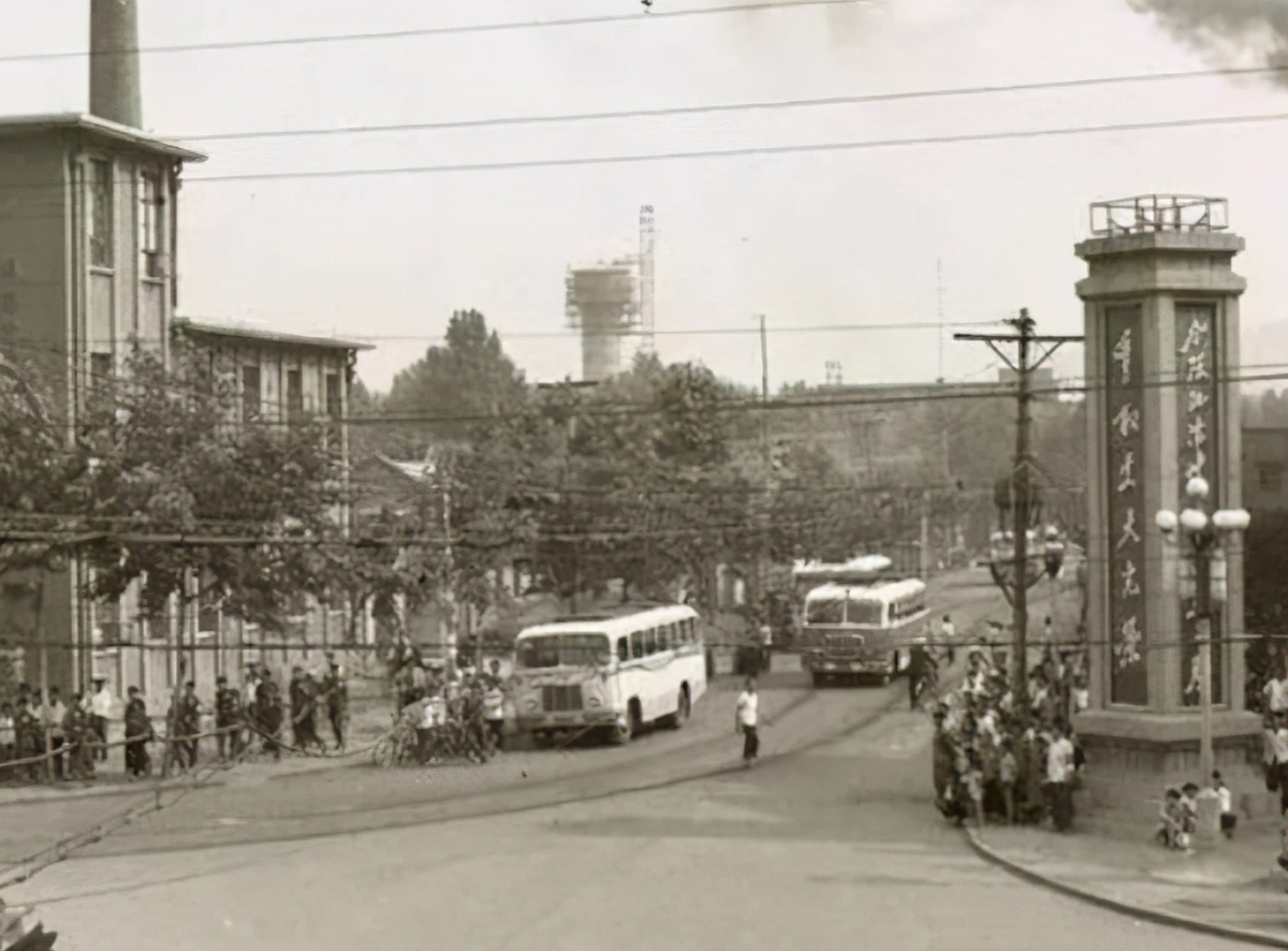 51年毛主席三次怒发批示！亲临秘书墓前痛哭：祖炎啊，我来看你了