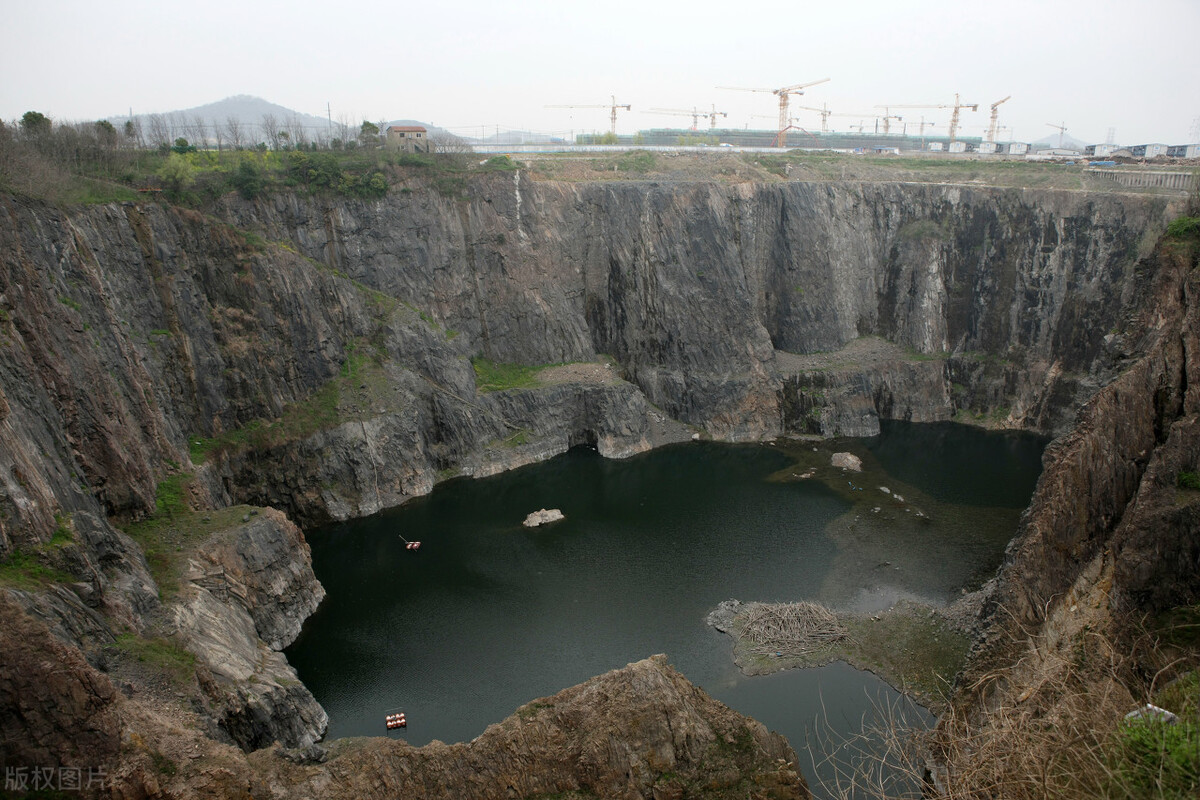 世界十大酒店建筑奇迹,十大建筑奇迹深坑酒店