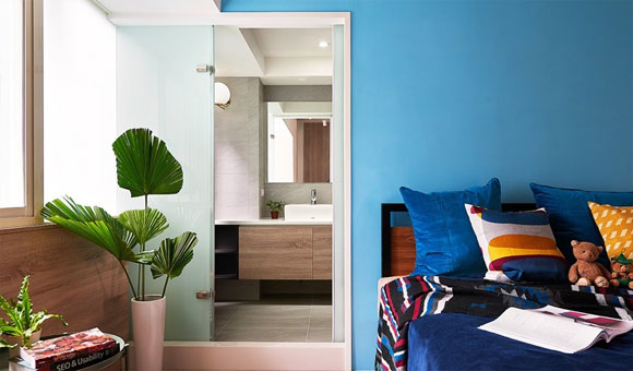 挑空中式装修客厅橱柜效果图,餐边柜玻璃吊柜颜色搭配现代轻奢