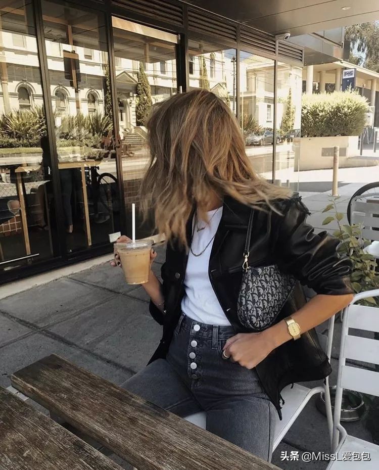 有哪些手袋既经典又时髦呢,时髦氛围感的必备单品迷你手袋