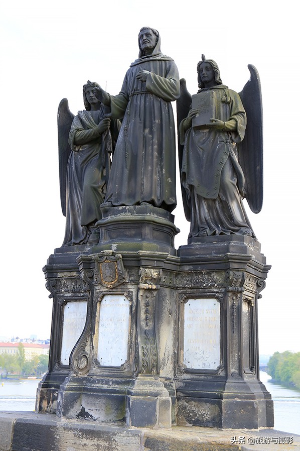 查理大桥雕塑作品介绍 (查理大桥的雕塑)