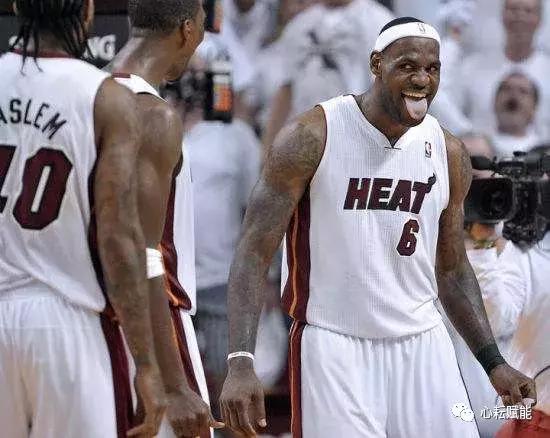 D表姐种包：柜姐上辈子是不是得罪了银河系？所以就被人怼·····